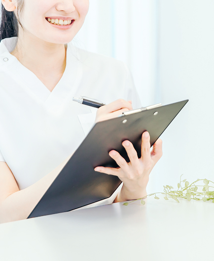 カルテを持つ女性